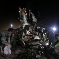 澧县民兵紧急出动 连夜封堵管涌除险保安全
