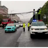 点赞!郴州交警雨中化身“托举哥”
