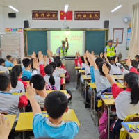 汝城的警察为孩子送上“平安礼”