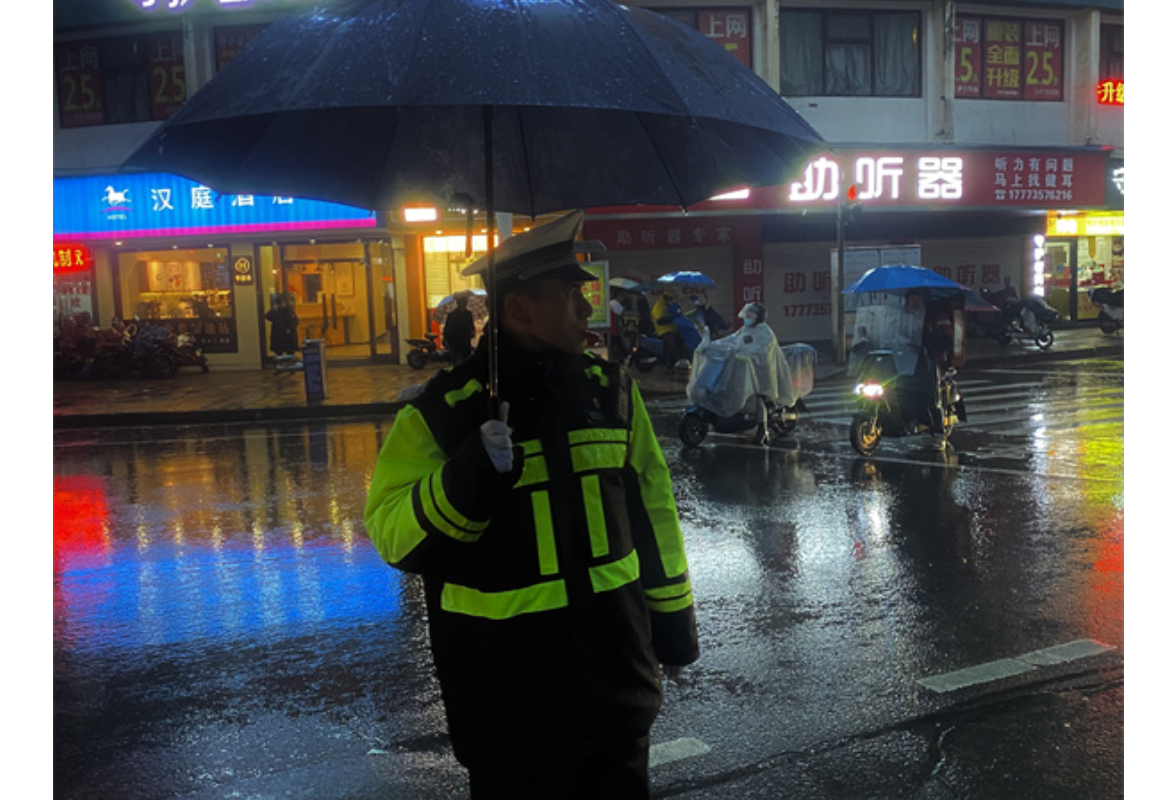 2022年春运第一天，郴州公安交警雨中保畅