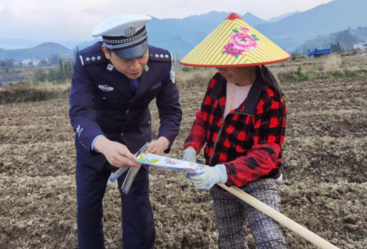 汝城县：交警宣传到地头 群众安全“种”心头