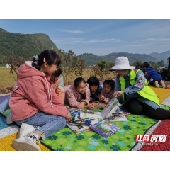 五一期间“阅读大篷车”驶进了乡村