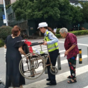 安仁：“警花”护送老奶奶  定格美丽瞬间