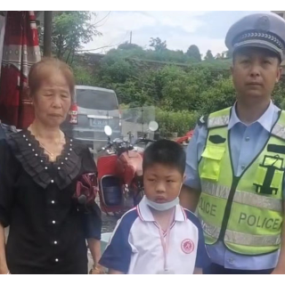 桂阳：孩子放学迷了路  热心交警帮助找到家人