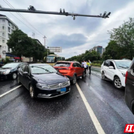 郴州城区惊现“保龄球”式撞车
