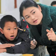 “85后”乡村教师扎根乡村11年 成为500余名留守儿童的“妈妈”