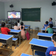桂阳交警开展“七彩假期 美丽乡村童行”交通安全宣传活动