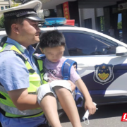 暖心！嘉禾交警一路狂“飙”送受伤孩子到医院