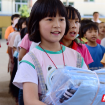 永州市新田苦志育才学校学生收到入秋后的校服