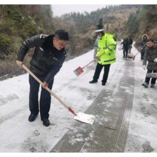 冰雪来袭，桂阳交警撒盐除冰保平安