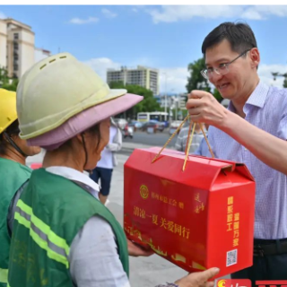 高温酷暑送清凉 情系一线暖人心