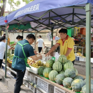 北湖区燕泉街道城管执法中队：设置瓜果临时销售点惠农便民