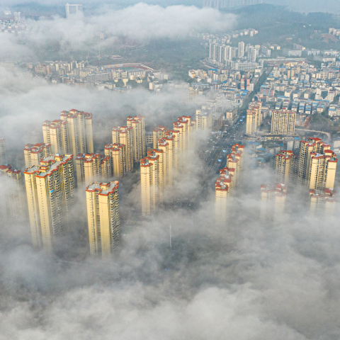 宜章县城区惊现平流雾奇观 城市与云雾交相辉映宛如仙境