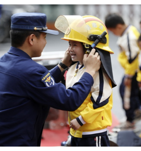 组图｜资兴：萌娃“零距离”体验消防