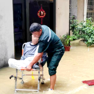 汝城：暴雨受灾吸氧老人呼吸困难，危险之际医护第一时间救援