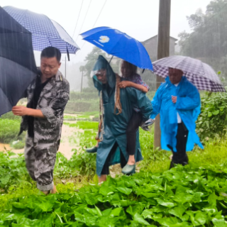 资兴市兴宁镇：齐心协力抗台风 防汛前线显担当