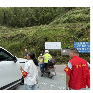 道路旁的“引路人” ：救助游客于危难时