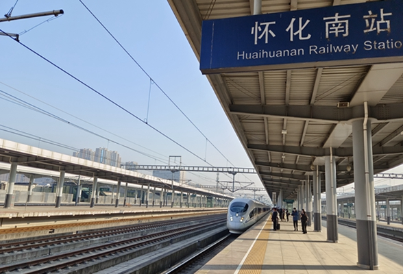 登上正式开通运营的张吉怀高铁：火车拖来了一个新怀化
