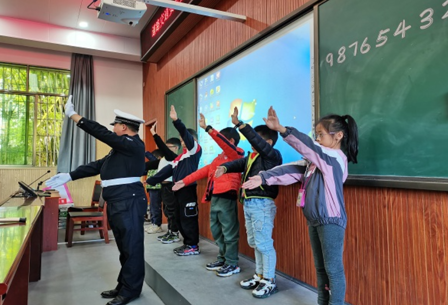 桂东交警：听指令 学指挥 道路安全入心扉