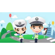 暖心！雨中最美“托举哥”  守护群众路畅人安