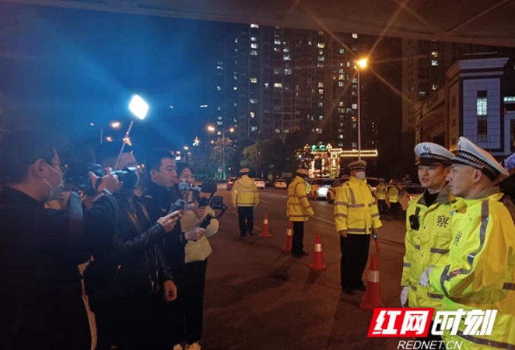 郴州市岁末年初道路交通安全百日大会战：郴州公安交警直播夜查酒驾