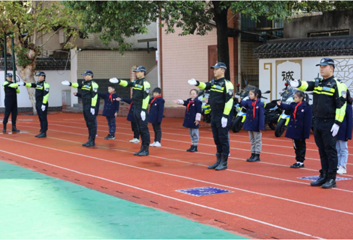 “守法规知礼让 安全文明出行”全国交通安全日主题宣传走进郴州市九完小