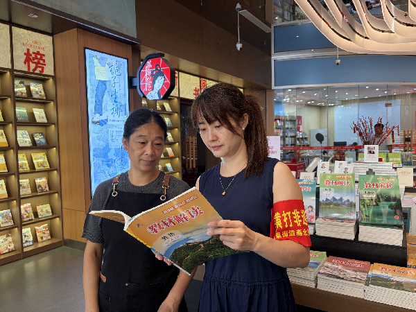 图八燕泉街道“扫黄打非”工作站联合燕北社区“扫黄打非”工作点在校园周边检查出版物。（颜行摄）_副本.png