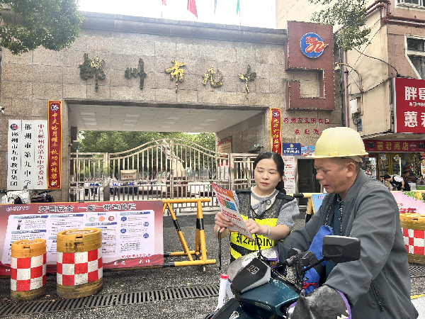 图一文星社区文明交通劝导员到辖区校园周边开展交通劝导工作。（邓春艳 摄）_副本.png