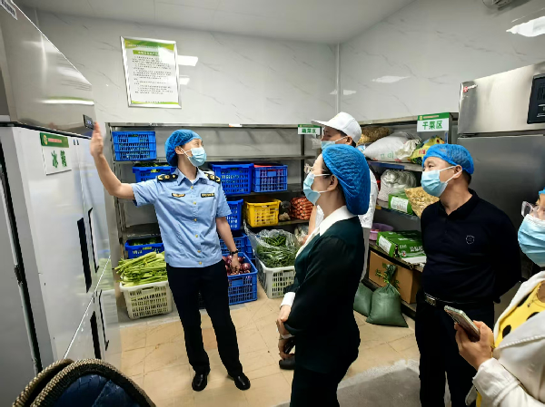 图六燕泉市场监管所执法人员在辖区学校周边副食店开展食品安全检查。（胡可馨 摄）_副本.png