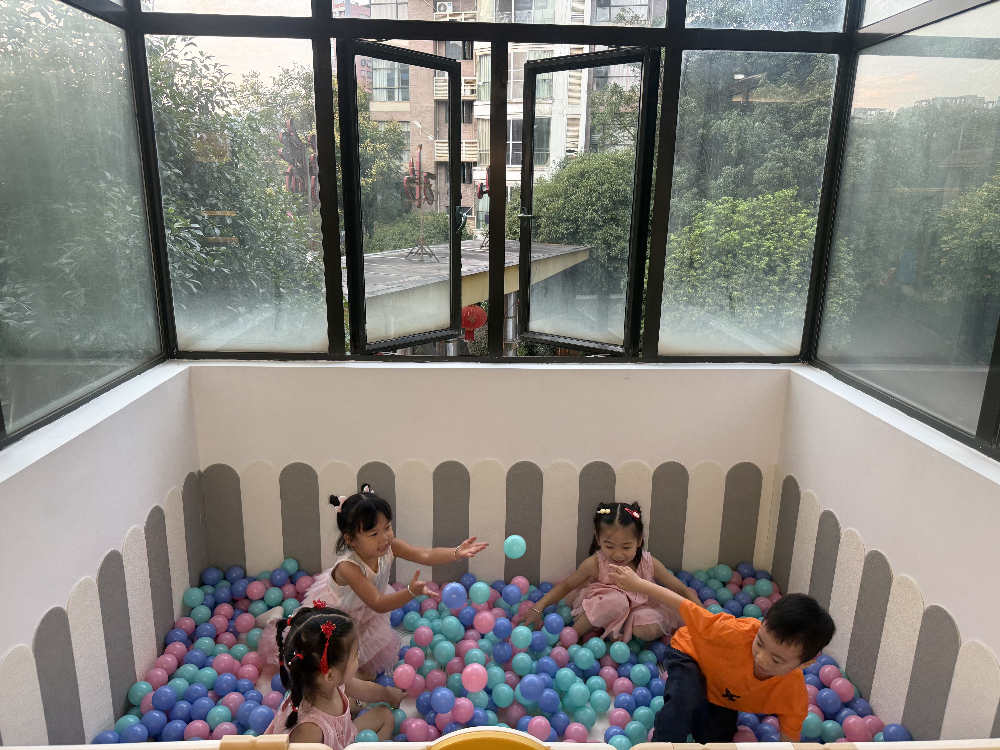 图八辖区未成年人在儿童友好乐园玩耍_副本.png
