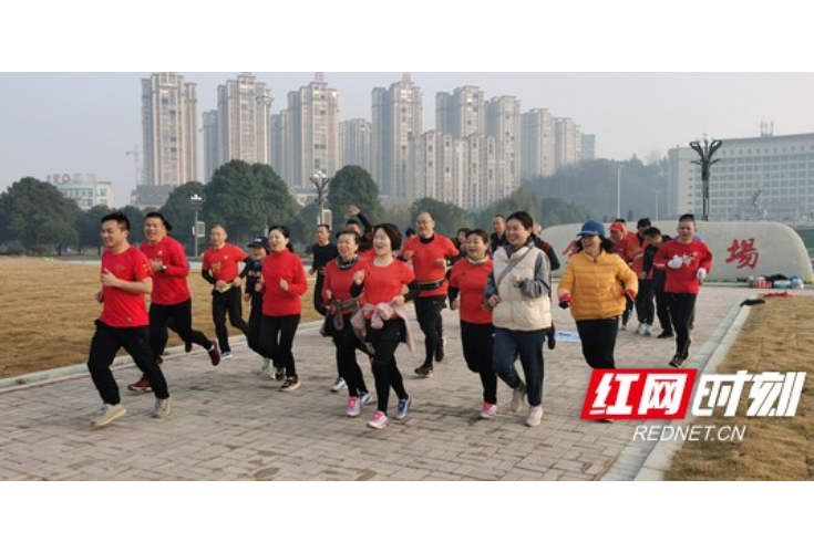桃江：跑道设在广场 跑友乐在其中