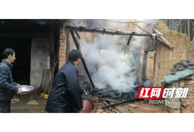 惊险！电路老化引发火灾 沅江民警消防联合扑灭