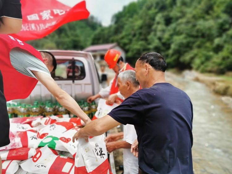 6月23日，国网辰溪县供电公司党委组织共产党员服务队深入柿溪乡、谭家场乡、伍家湾乡为受灾群众捐赠物资。（作者：杨翔）2_副本.jpg