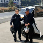 孤寡老人丢钱袋 桃江民警送上门