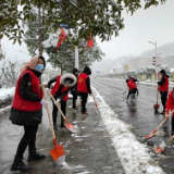 安化县城南区迎风冒雪齐行动  铲雪除冰保畅通