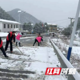 桃江县浮邱山乡干部职工齐上阵 铲雪除冰保畅通