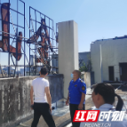 赫山:拆除破损无主广告 守护群众“头顶上的安全”