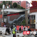 安化交警秋季入学保畅与宣传双管齐下