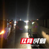 六车连环追尾 益阳高速路政紧急救援