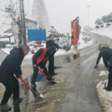 南县武圣宫镇：清除积雪，为群众清扫出一条办事“安全通道”