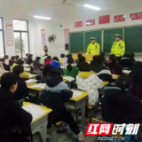 桃江交警护学保安和除冰保畅“两手抓”
