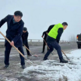 南县浪拔湖镇：以雪为令保路畅 除冰扫雪迎春来