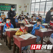 桃江民警深入校园开展“爱路·护路”宣传活动