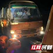 点赞！益阳高速路管员深夜成功转运16名滞留乘客