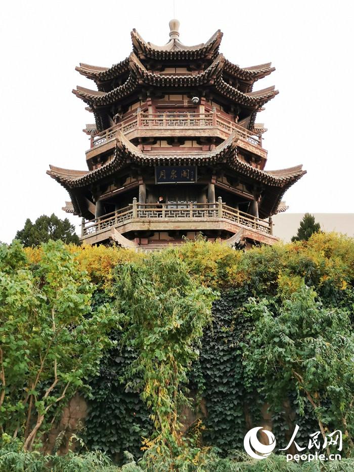 历史上的敦煌，是古丝绸之路上的咽喉，重要的军事重镇。来到敦煌，必看莫高窟。莫高窟俗称“千佛洞”，位于甘肃敦煌市东南25公里处鸣沙山东麓、宕泉河西岸的崖壁上，南北全长1680米。作为我国四大石窟之一，莫高窟开凿于公元366年，距今已有1655年的历史，1987年被评为我国首批世界文化遗产，是世界上现存规模最大、历史延续最悠久、内容最丰富、艺术最精美的佛教艺术遗存。