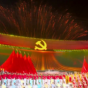 《伟大征程》文艺演出最后几千人大合唱的这首歌是……