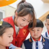 这张“中国答卷”，画满了孩子们的笑脸