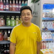 暴雨中郑州外卖小哥接“超长跑腿订单”：深夜蹚水救出被困公交车的老人