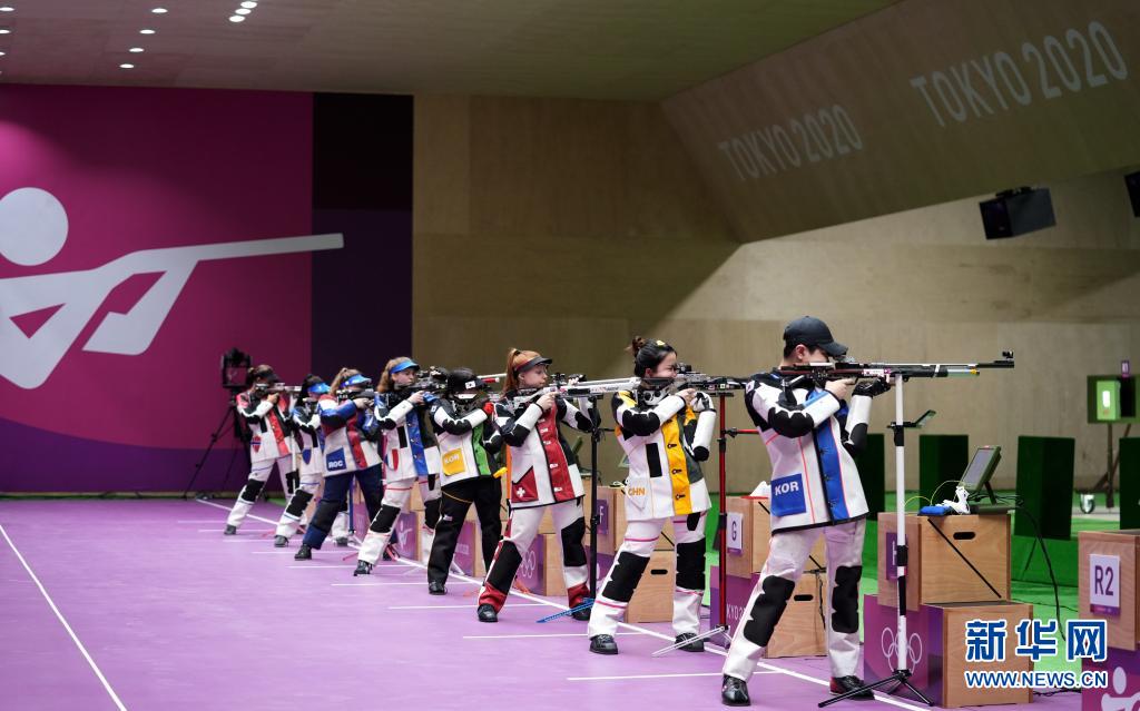 7月24日，中国选手杨倩（右）在比赛中。
　当日，东京奥运会射击女子10米气步枪决赛在日本东京朝霞射击场进行。
    新华社记者 鞠焕宗 摄