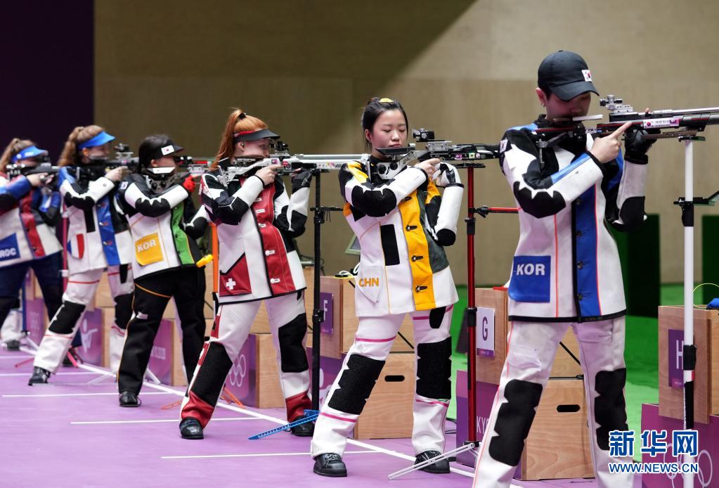 7月24日，中国选手杨倩（右）在比赛中。
　当日，东京奥运会射击女子10米气步枪决赛在日本东京朝霞射击场进行。
    新华社记者 鞠焕宗 摄